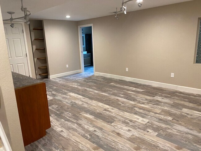 Building Photo - Charming, 3 story, 4 bed/3 bath on Corner Lot!