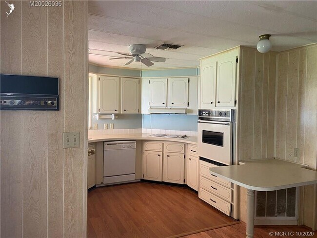 Building Photo - 7777 SE Continental Dr