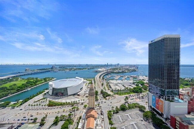 Building Photo - 601 NE 1st Ave