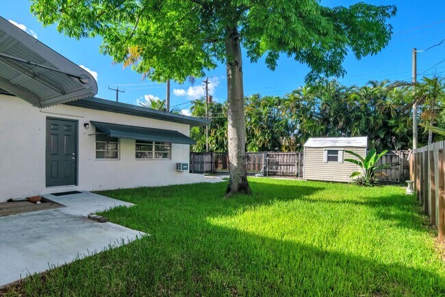 Building Photo - Beautiful Hollywood Home