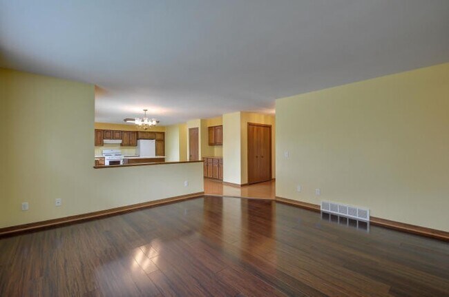 Building Photo - Spacious 4-Bedroom Home with Attached Garage in Salem Lakes