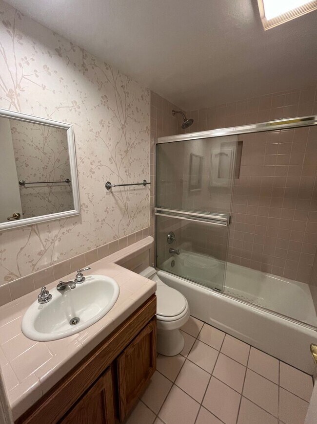 Building Photo - Available Now! 4 bedroom, 2.5 bath unit