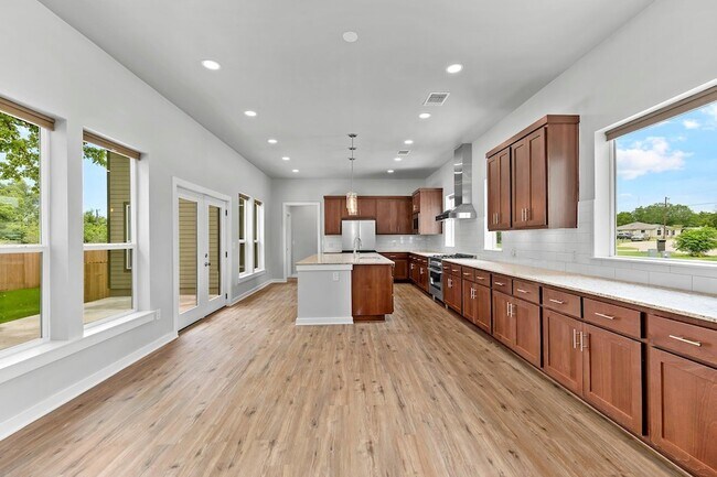 Building Photo - 100 Bryson Bend