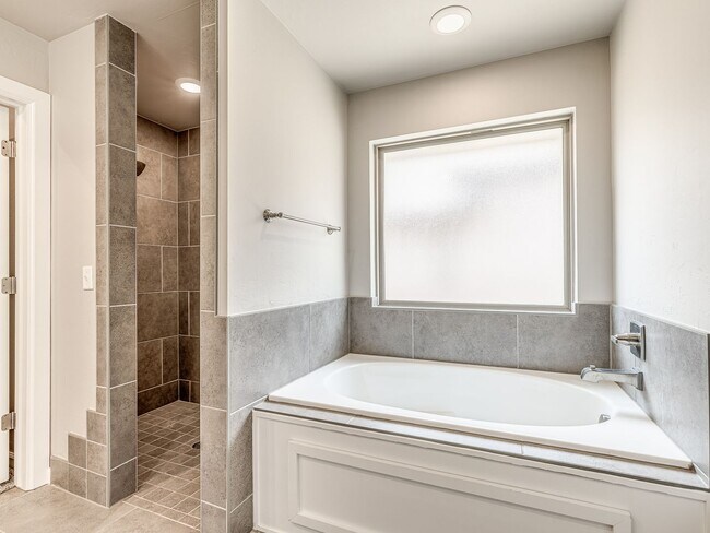 Building Photo - Newer Home in Ironstone + 3 bedrooms + 2 bathrooms + Edmond Schools