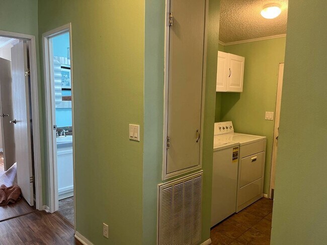 Building Photo - 5870 SW 59th St