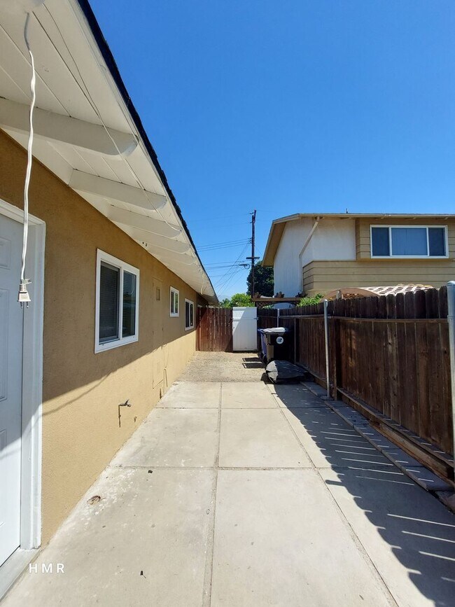 Building Photo - 5386 Kingsley St