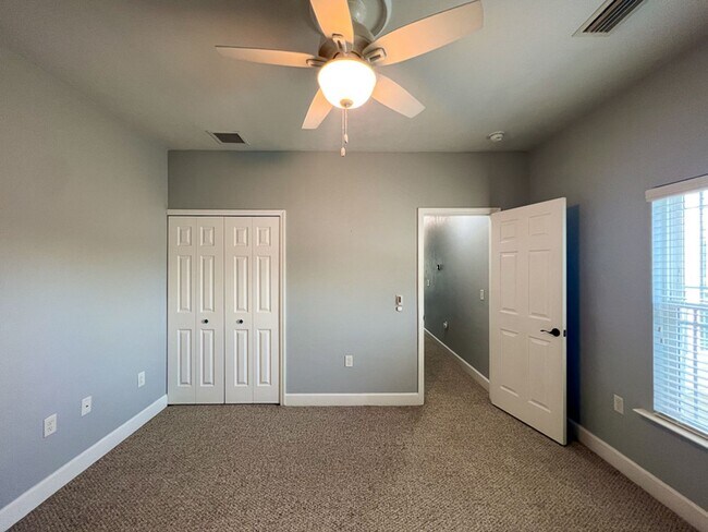 Building Photo - 3BR/2.5BA Townhouse in Sorrento - availabl...