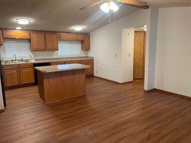 Building Photo - Lakefront Living In McConihe Flats!!