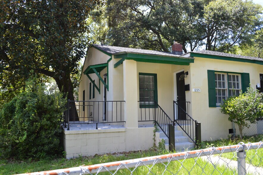 Primary Photo - 1235 E 55th St