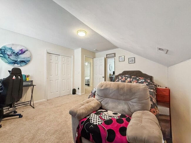 Building Photo - Spacious 4 BDRM 2.5 BA