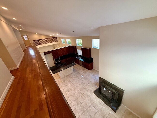 Building Photo - 9 Rooms  6 Bedroom 4 baths Granite Kitchen Executive Home For $5990