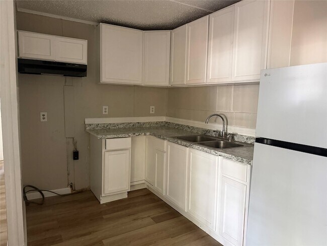 Building Photo - 910 Queenswood St