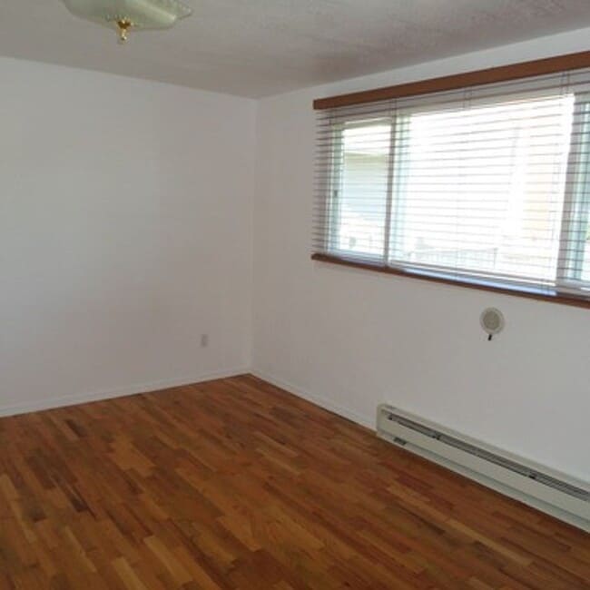 Building Photo - Super Cute & Charming 2-Bedroom Des Moines Home With Giant Fenced Yard!!