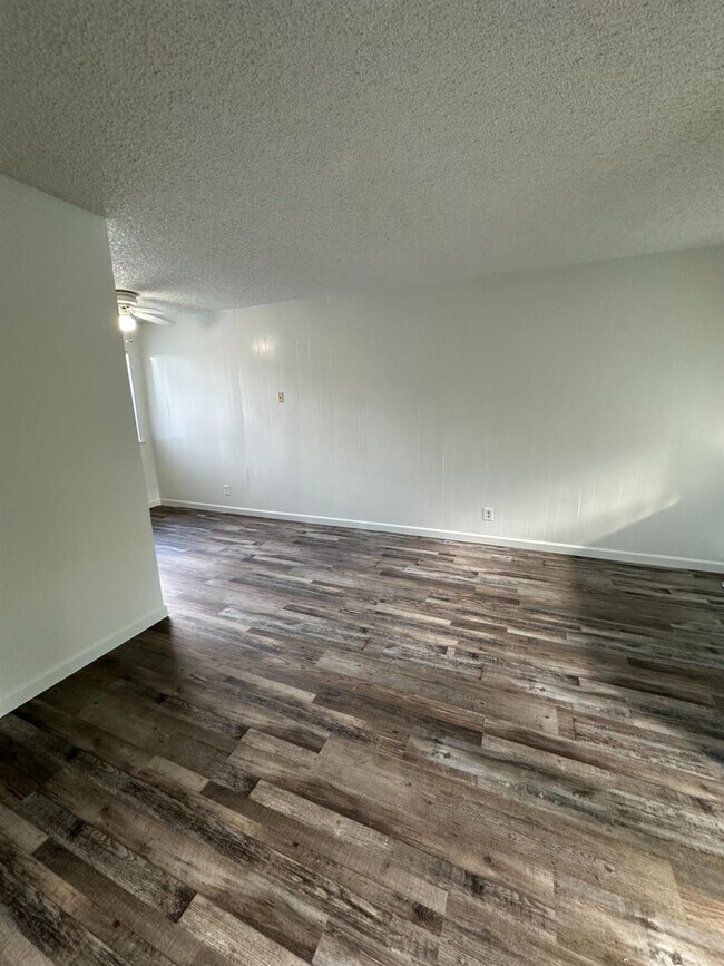 Building Photo - 1069 Cherry Ln