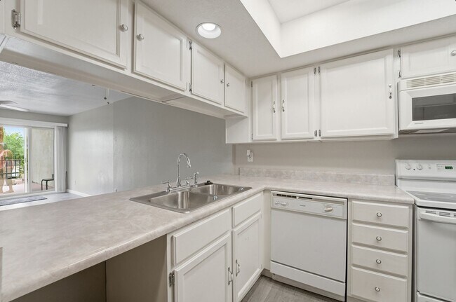 Building Photo - Central Phoenix Gem! Private Patio, Gated, Pool + Underground Parking