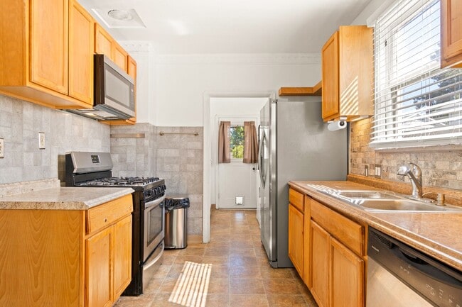 Building Photo - Charming Oakland Oasis with Detached Works...