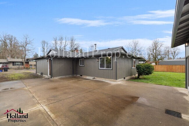 Building Photo - Fully Renovated 4-Bedroom Home with Shop, RV Parking & Expansive Yard – Oregon City