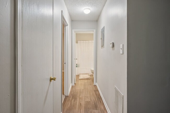 Building Photo - 2430 Kenridge Pkwy