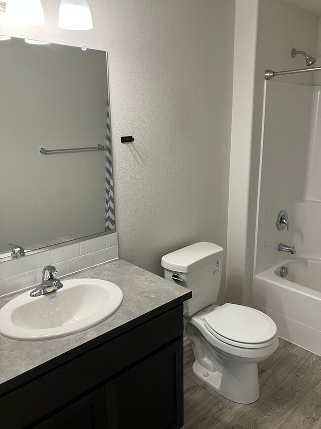 Building Photo - 2023 Three Bedroom Home in Dallas