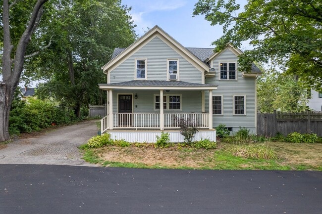 Building Photo - New England Style Farm House for RENT in P...
