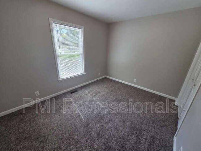 Building Photo - 2426 Bennington Dr