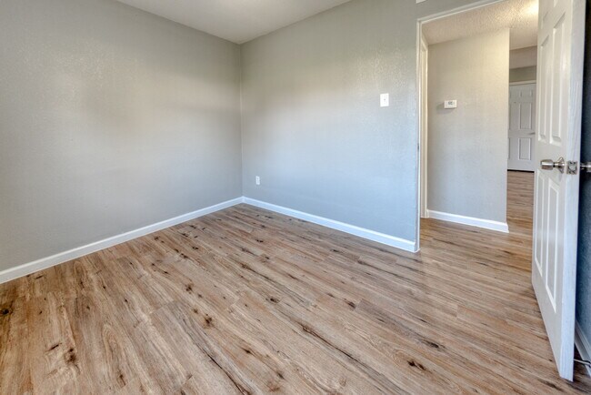 Building Photo - 2040 Yale Ave