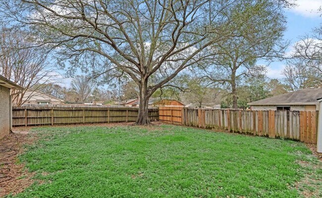 Building Photo - 4 Bedroom Home with 2 Bath and large back ...