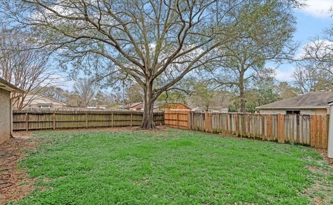 Building Photo - 4 Bedroom Home with 2 Bath and large back yard