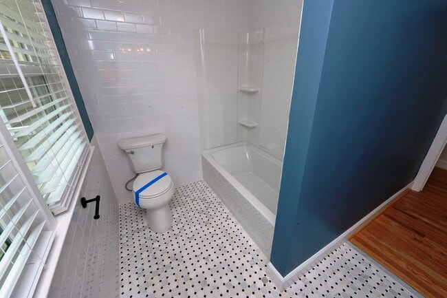 Building Photo - 817 Englewood Dr