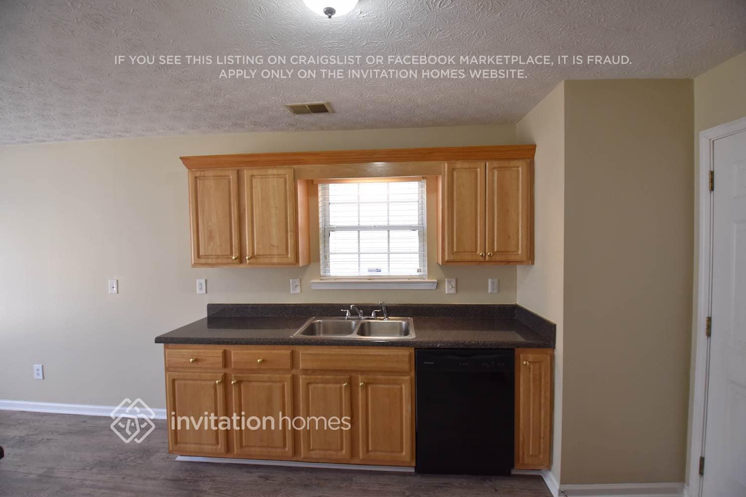 Building Photo - 9586 Lakeview Cir