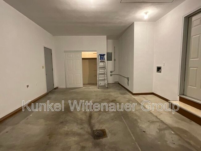 Building Photo - 304 S Hilgard St