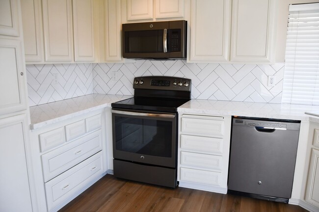 Building Photo - Newly remodeled and updated