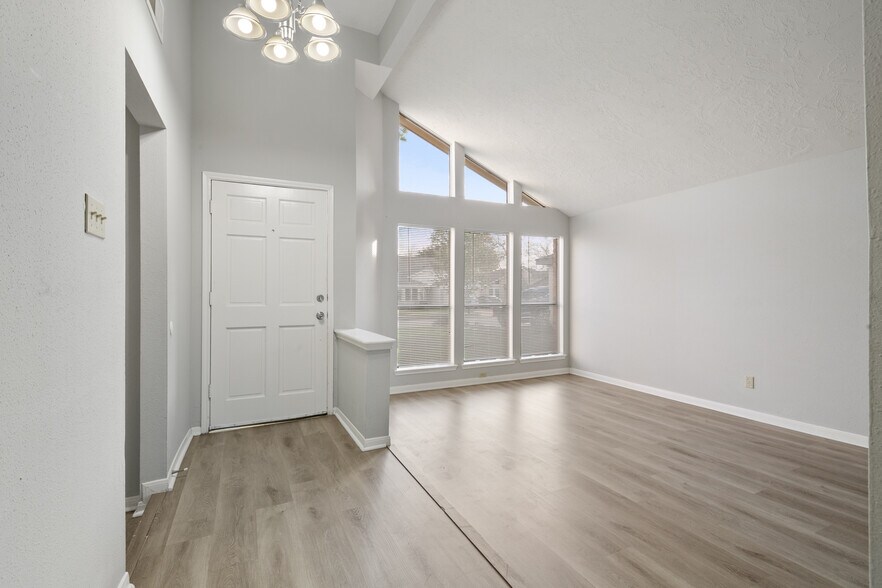 Building Photo - 10530 Rippling Fields Dr