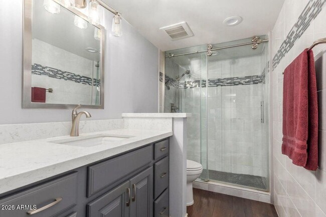 Building Photo - 481 W Half Moon Way