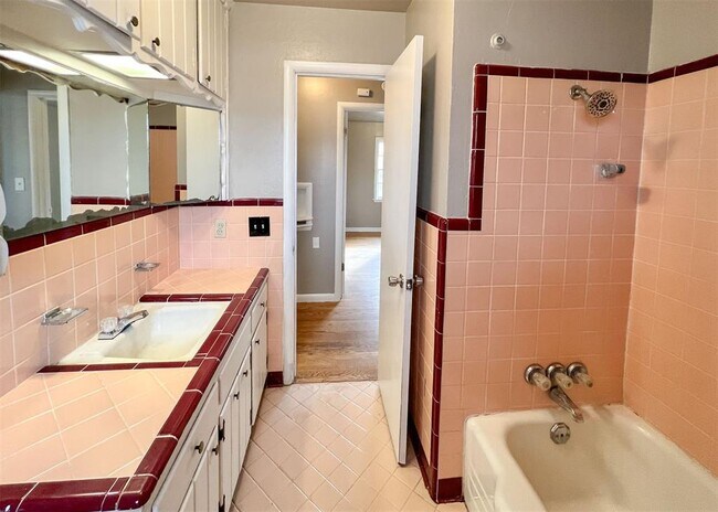 Building Photo - 208 E 14th St