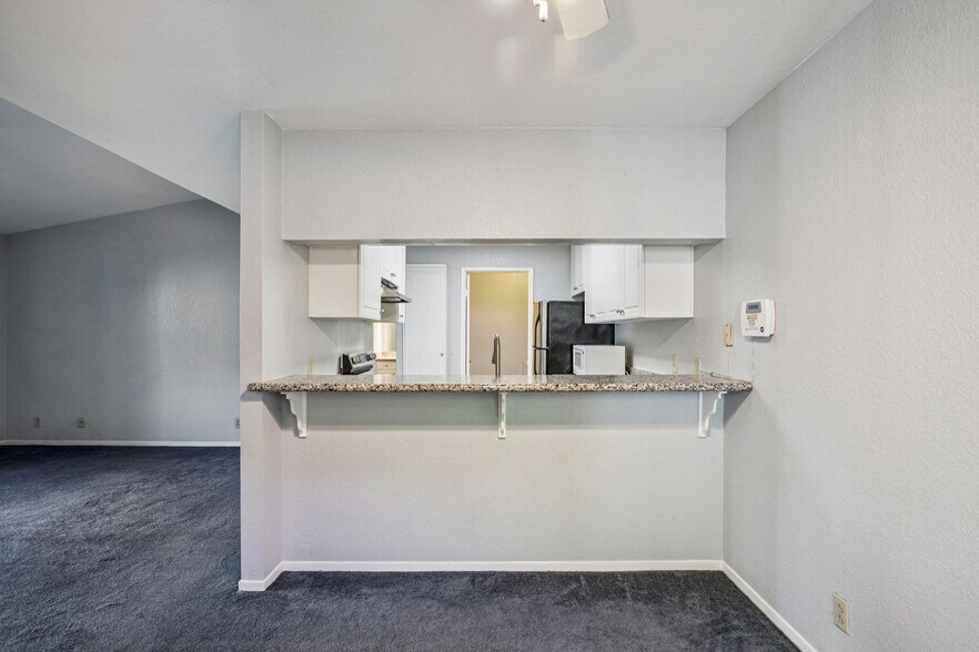 Building Photo - 600 Canyon Oaks Dr