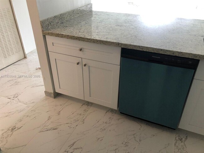 Building Photo - 555 NE 123rd St