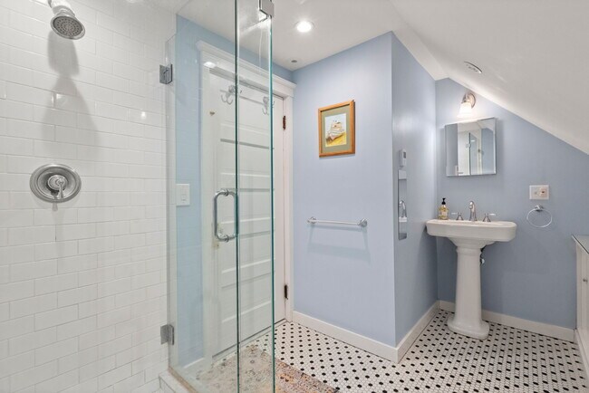 Building Photo - 94 Appleton St