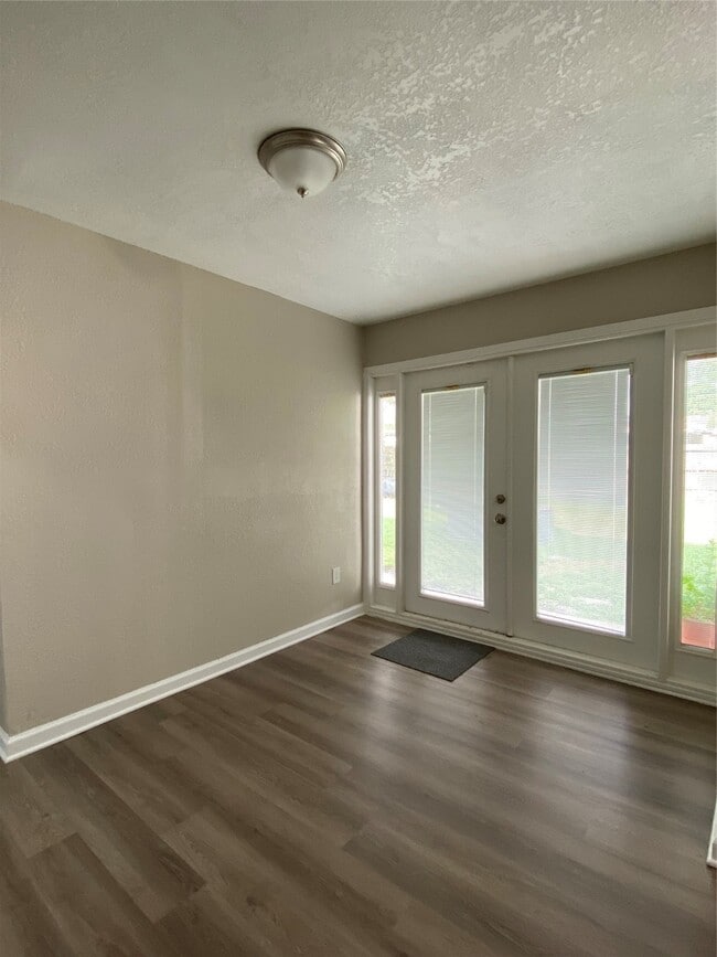 Building Photo - 1305 Zuber Dr