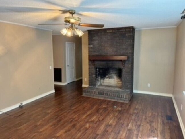 Building Photo - 3 Bedroom, 2 Bath home.