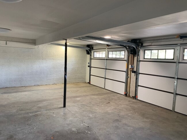 Building Photo - Beautiful 4 Bedroom 3 Bathroom Home in Wes...