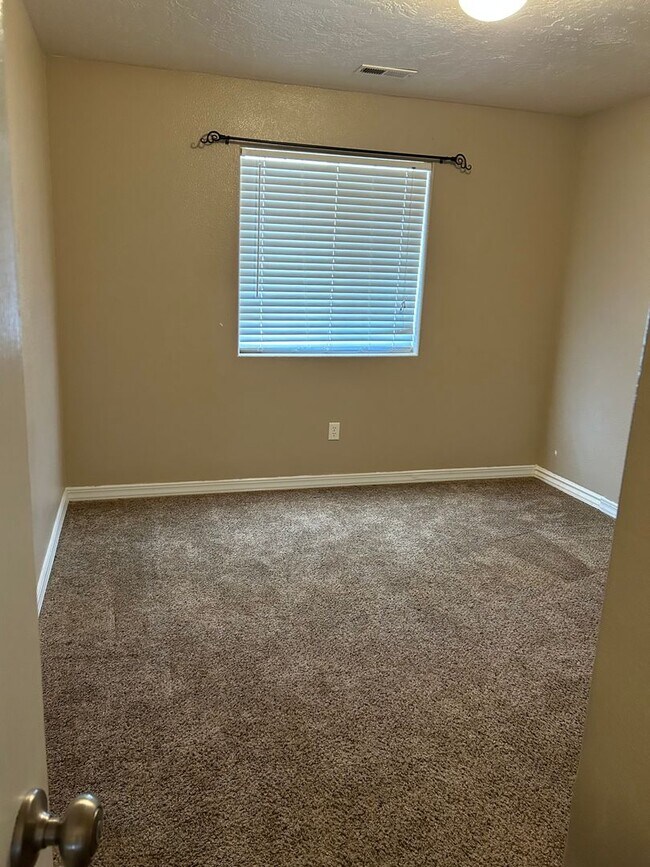 Building Photo - Charming Twinhome