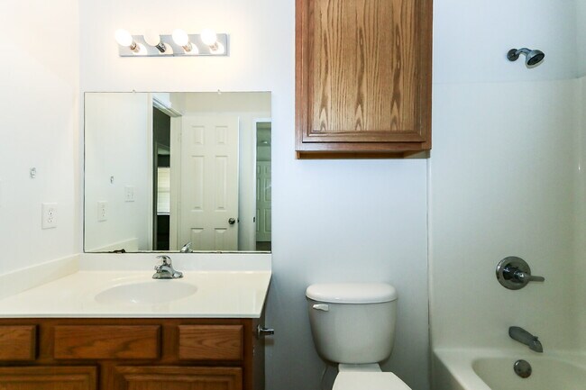 Building Photo - MOVE IN SPECIAL! 3 Bedroom, 3 Bath, 2 Car Garage Duplex