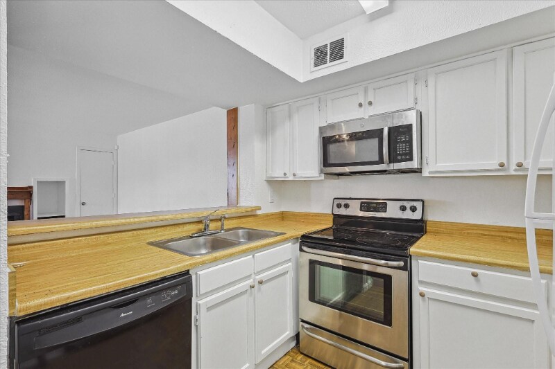 Building Photo - 9821 Walnut St