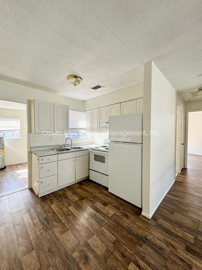 Building Photo - 15149 Avalon Ave