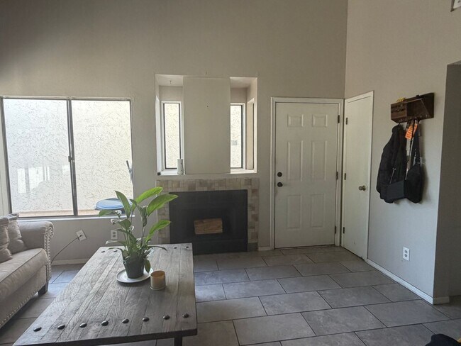 Building Photo - 2 Bedroom 2 bath private enclosed yard for