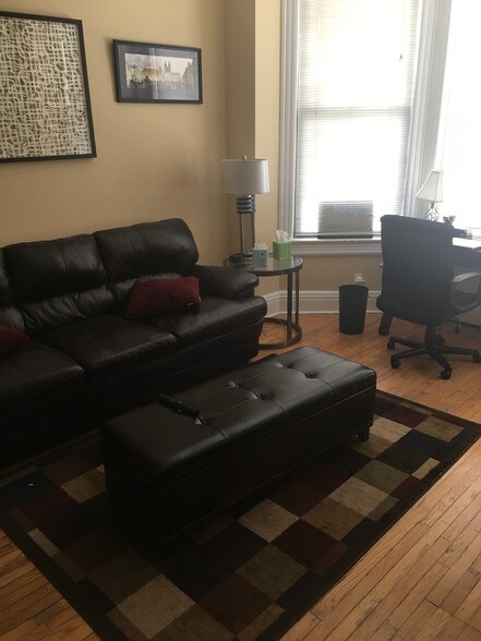 living romm - 1944 N Oakley Ave