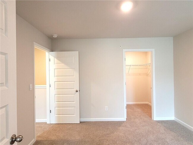 Building Photo - 310 Sound Cir