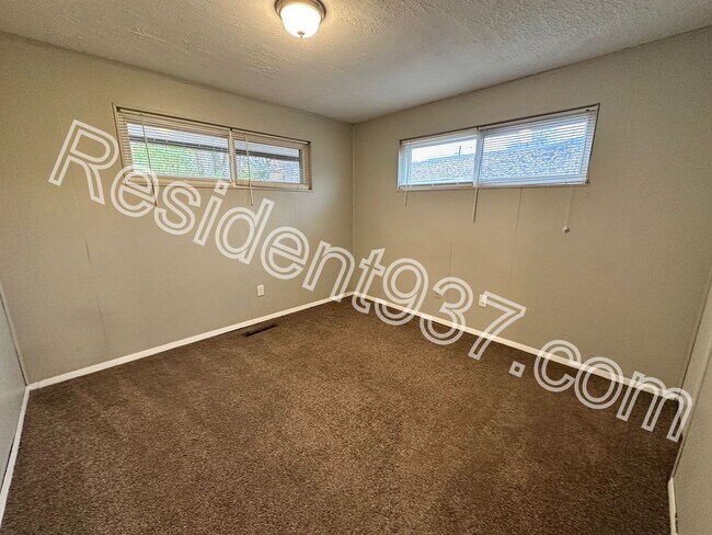 Building Photo - 4 Bed 2 Bath