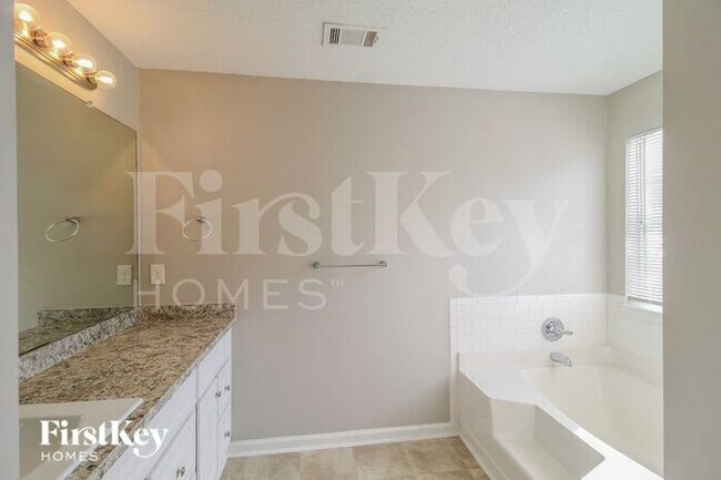 Building Photo - 670 Burtons Cove